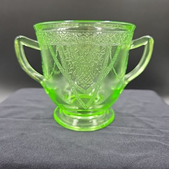 Federal Georgian Lovebirds Uranium Glass Depression Era Sugar Bowl GLOWS - Picture 4 of 9